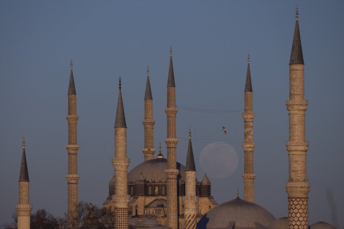 Selimiye Camisi, dolunayla kartpostallık manzaralar oluşturdu
