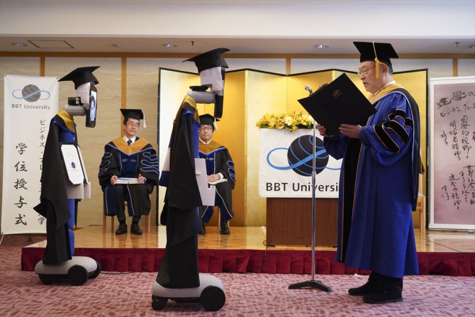 Japon öğrenciler Kovid-19 sebebiyle robotlar aracılığıyla mezun oldu