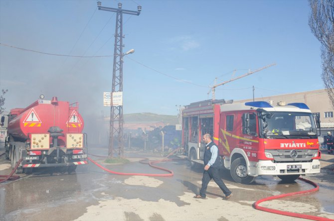Kahramankazan'da market deposunda çıkan yangında iki işçi dumandan etkilendi