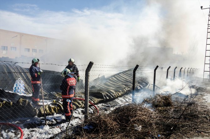 Kahramankazan'da market deposunda çıkan yangında iki işçi dumandan etkilendi