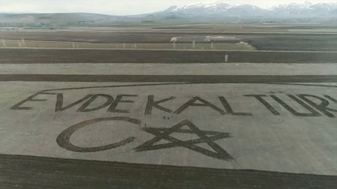 Tarım arazisine traktörlerle "Evde kal Türkiye" yazarak çağrı yaptılar