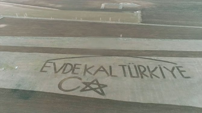 Tarım arazisine traktörlerle "Evde kal Türkiye" yazarak çağrı yaptılar