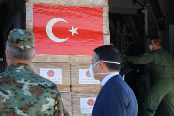 Türkiye'nin gönderdiği tıbbi yardım malzemeleri Kuzey Makedonya'ya ulaştı