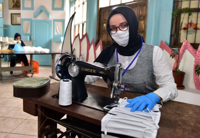Antalya'da bir kişi daha çok maske üretilsin diye 60 yıllık dikiş makinesini bağışladı
