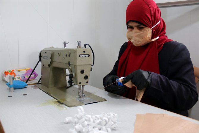 Bayırbucaklı Türkmen kadınlar ürettikleri maskeleri Yayladağı Kaymakamlığına teslim etti