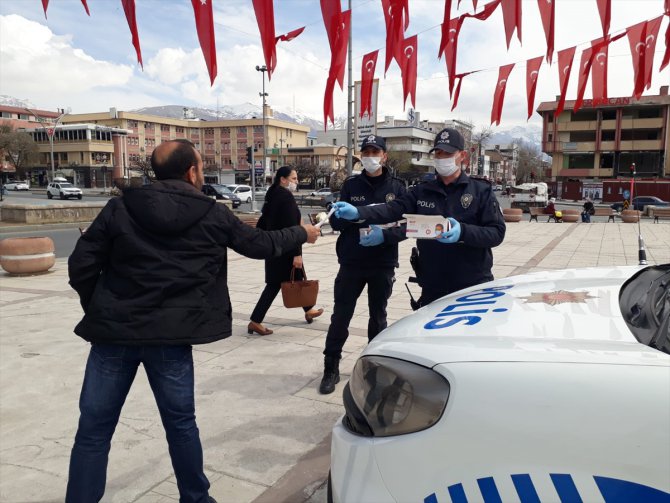 Erzincan’da polis ve asker vatandaşlara maske dağıttı