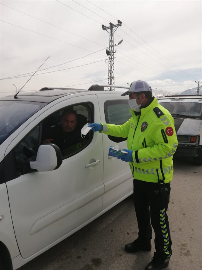 Erzincan’da polis ve asker vatandaşlara maske dağıttı