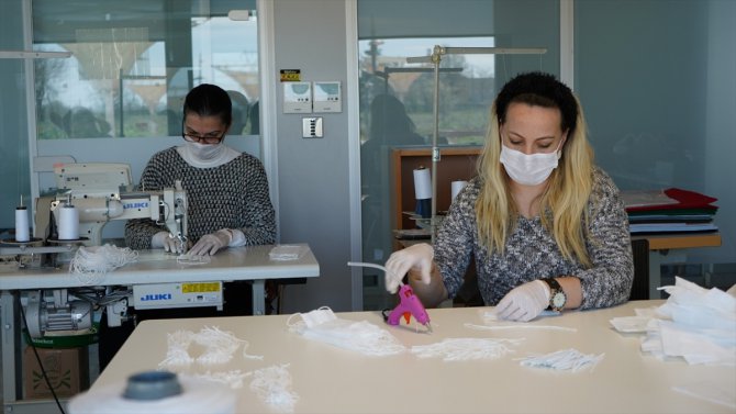 Kırklareli'nde kadınlar maske üretimi için kolları sıvadı