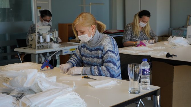 Kırklareli'nde kadınlar maske üretimi için kolları sıvadı