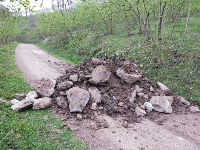 Ordu ve Giresun arasındaki köy yolu araç geçişlerini engellemek için kapatıldı