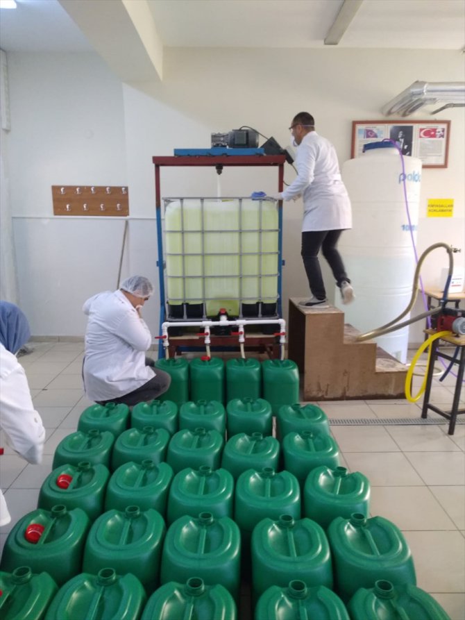 Sultanbeyli Çok Programlı Anadolu Lisesi kimya öğretmenleri dezenfektan üretiyor