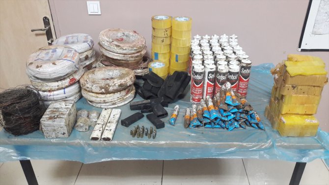 Bitlis'te PKK'lı teröristlere ait malzemeler imha edildi