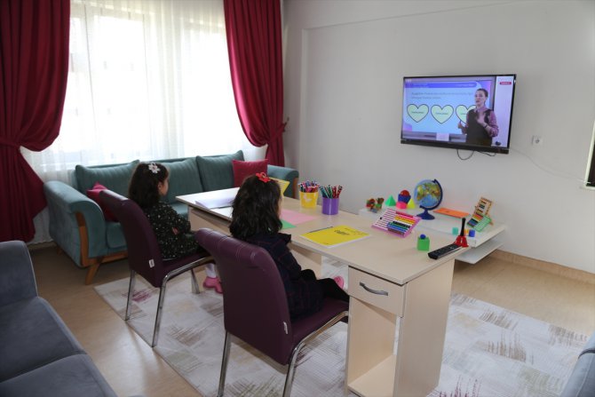 Devlet korumasındaki çocuklar derslerini TRT ve EBA TV'den takip ediyor