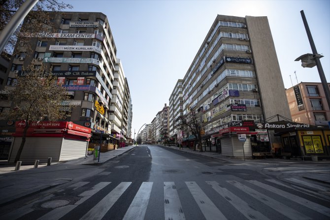 Başkentte sokağa çıkma yasağının ilk günü cadde ve meydanlar boş kaldı