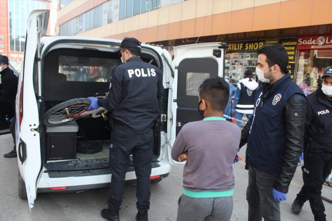 Edirne'de polis pazara bisikletiyle gelen çocuğu evine bıraktı