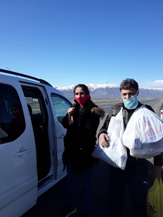 Erzurum'da 86 kilometre uzaktaki evlerine yaya gitmeye çalışan çift, AA ve Valilik desteğiyle evlerine ulaştırıldı
