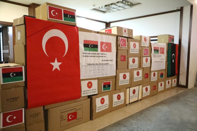 Türkiye'nin gönderdiği sağlık malzemeleri Libyalı yetkililere teslim edildi