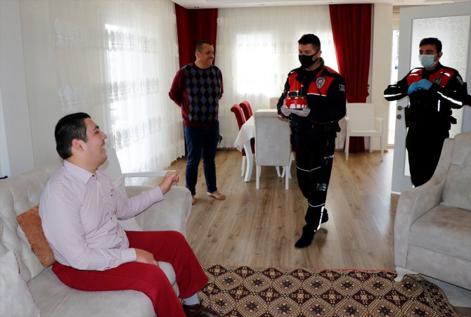 Muğla'da polis ekiplerinden spastik engelli gence pastalı sürpriz