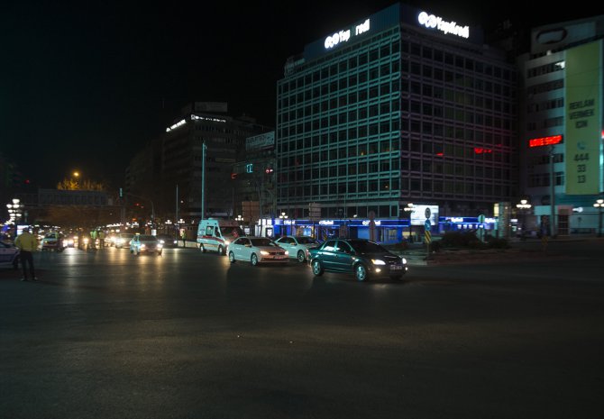 Başkentte sokağa çıkma yasağının ardından bazı kişiler araçlarıyla trafiğe çıktı