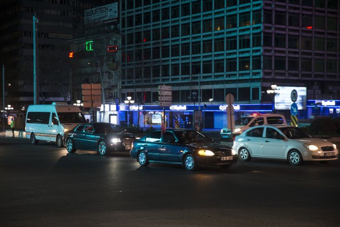 Başkentte sokağa çıkma yasağının ardından bazı kişiler araçlarıyla trafiğe çıktı