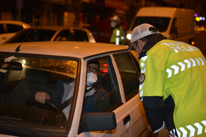 Kahramanmaraş'ta sokağa çıkma yasağının sona ermesinin ardından sokaklarda yoğunluk oluştu