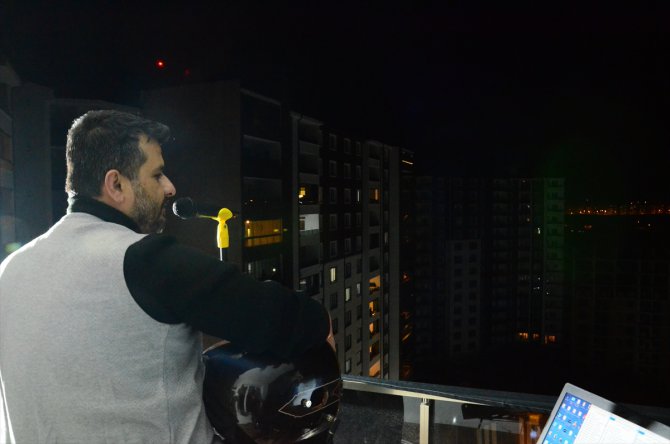 Karamanlı ses sanatçısından evlerinde kalanlara balkon konseri