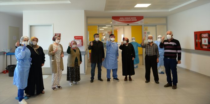 Sinop'ta koronavirüsü yenen 8 kişi alkışlarla tabucu oldu