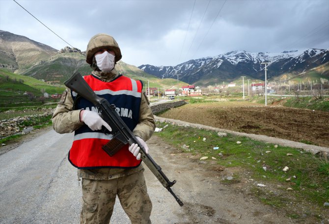 Bitlis'te karantinaya alınan yerleşim yerlerinde güvenlik önlemleri sürüyor