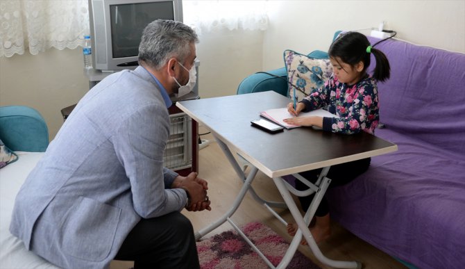 Din görevlisi evini Afgan anne ve 6 yaşındaki kızına ücretsiz tahsis etti