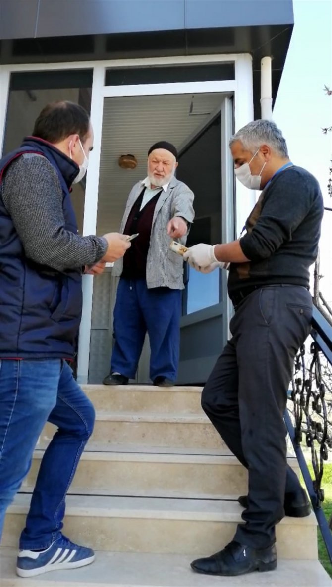 "Emir gelsin, askere giderim" diyen 75 yaşındaki "Yusuf amca" biriktirdiği parayı Milli Dayanışma Kampanyası'na bağışladı