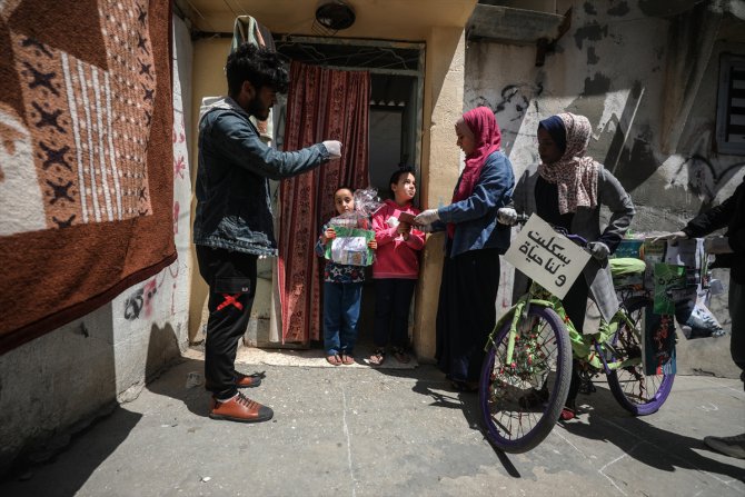 Gazzeliler karantina günlerinde bisikletle çocuklara kitap götürüyor