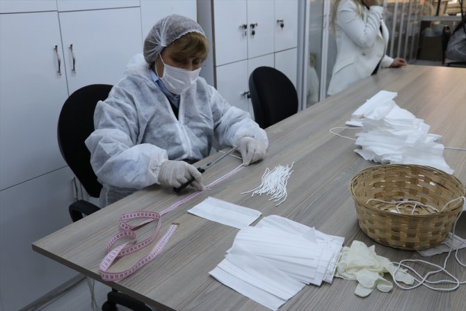 Isparta'da belediyenin atölyelerinde günde 20 bin maske üretiliyor
