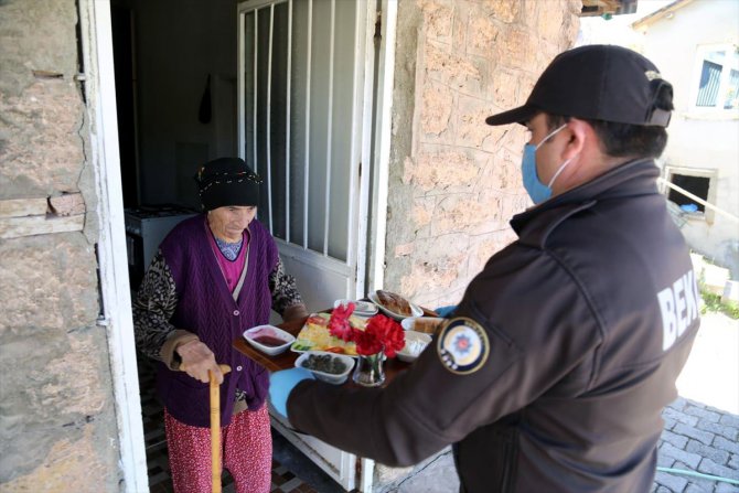 Tunceli'de Mehmetçik ve polis yaşlılara çiçeklerle süslenmiş tepside kahvaltı ikram ediyor