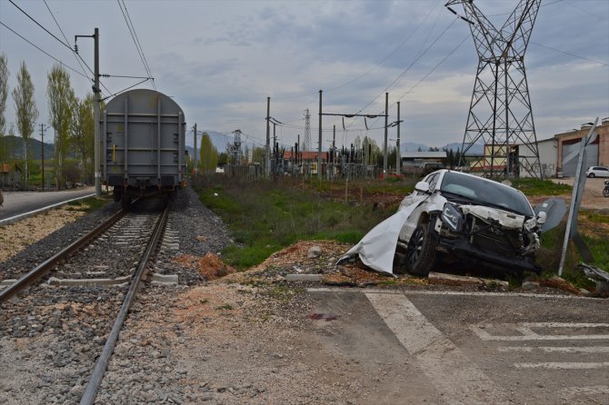 Adıyaman'da yük treni hafif ticari araca çarptı: 5 yaralı