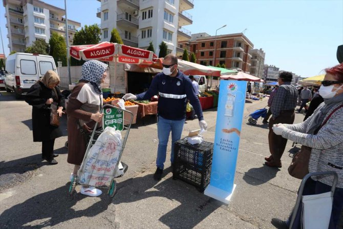 Antalya'da semt pazarlarında "sosyal mesafe" hassasiyeti