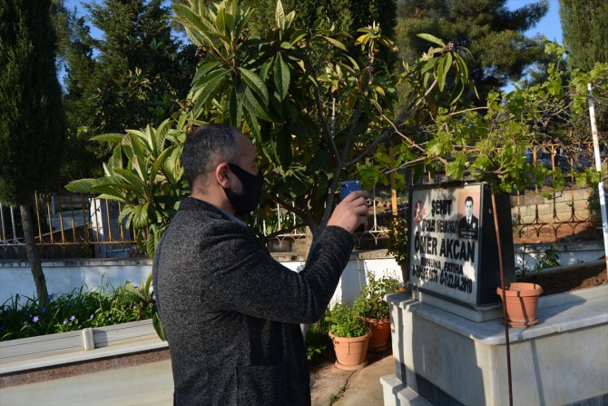 Evden çıkamayınca şehit oğlunun mezarını "görüntülü" ziyaret etti