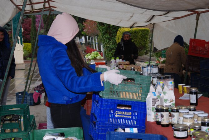 İstanbul'daki semt pazarlarında koronavirüs tedbirleri denetlendi