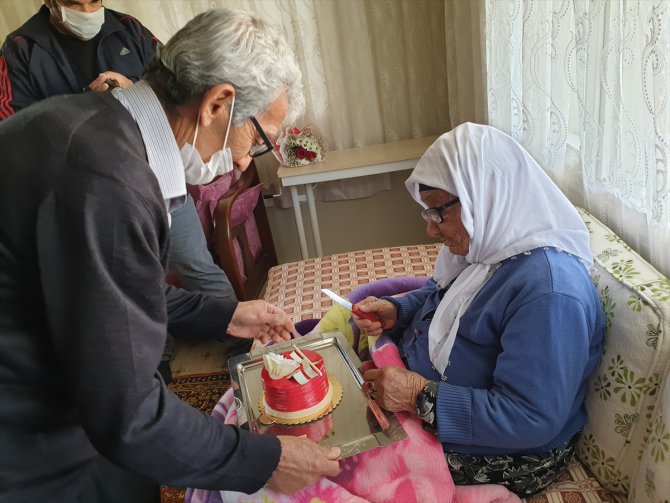 Şehit annesi 106 yaşında ilk kez doğum gününü kutladı