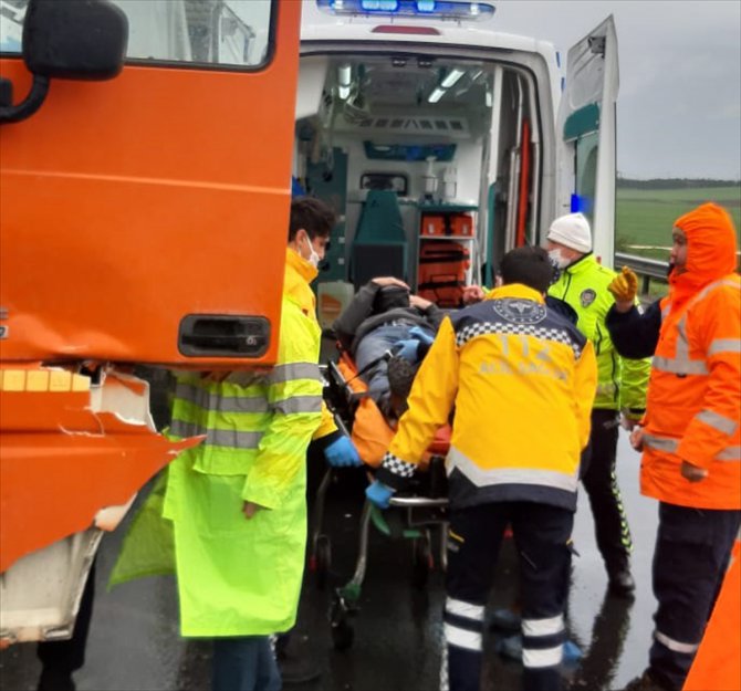 Silivri'de bariyerlere çarpan tırın sürücüsü yaralandı