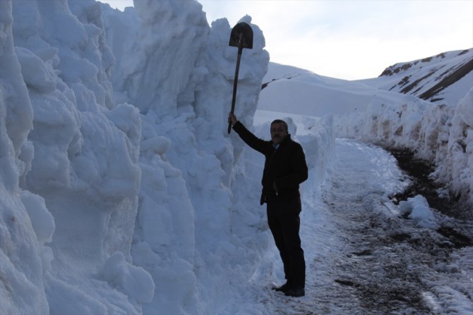 Van'da kışın kar nedeniyle kapanan mezra yolu açıldı
