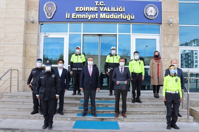 Edirne'de öğretmenler polisler için siperli maske üretti