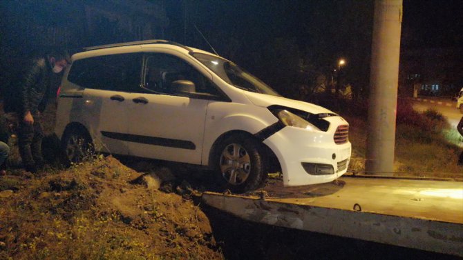 Karabük'te hareket eden hafif ticari aracı durdurmaya çalışan kişi yaralandı