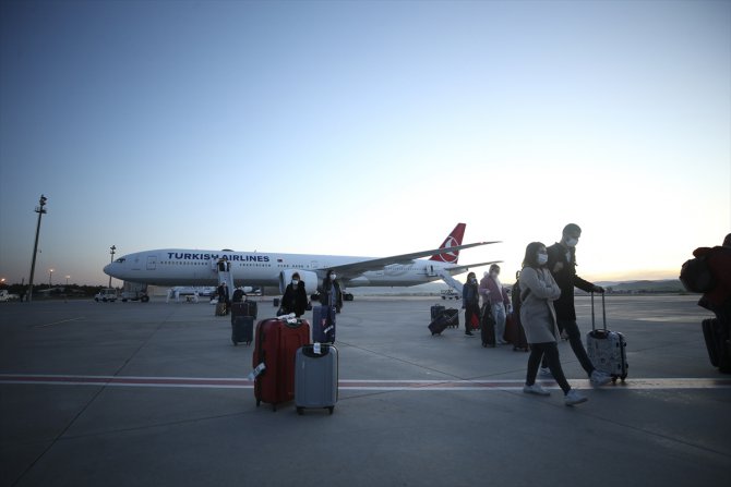 İngiltere'den 349 Türk vatandaşı uçakla Ankara'ya getirildi