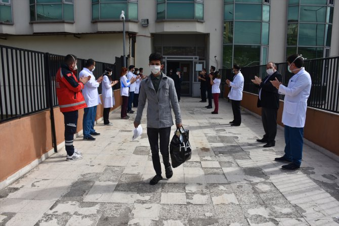 Şırnak'ta koronavirüsü yenen 9 kişi alkışlarla taburcu edildi