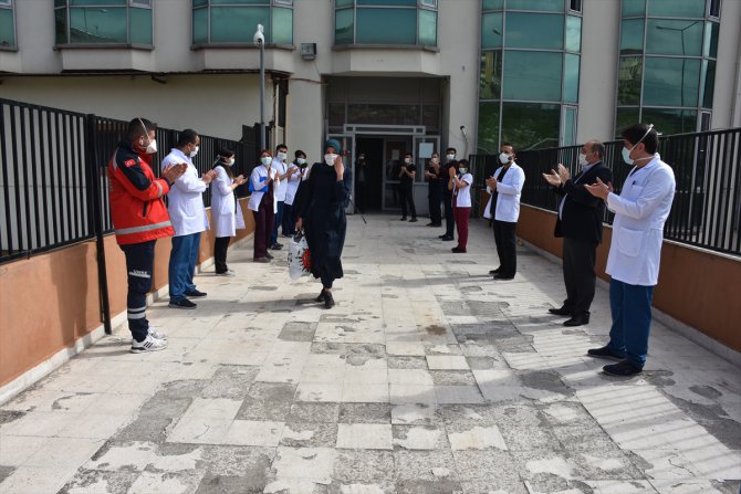 Şırnak'ta koronavirüsü yenen 9 kişi alkışlarla taburcu edildi