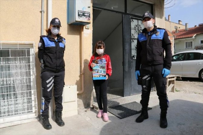 Sokağa çıkamayan küçük kızın kitap isteğini polis yerine getirdi