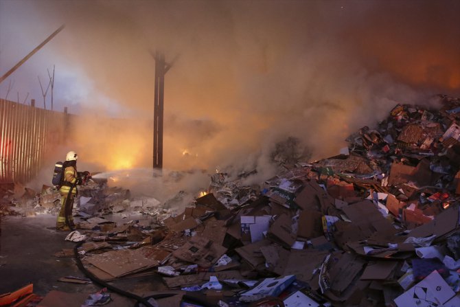 Zeytinburnu’nda geri dönüşüm merkezinde yangın
