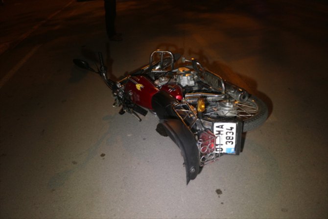 Adana'da refüje çarpan motosikletin sürücüsü yaralandı