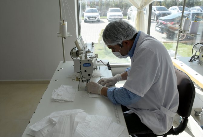 Aksaray'da bir tekstil fabrikasında günde 80 bin maske üretiliyor
