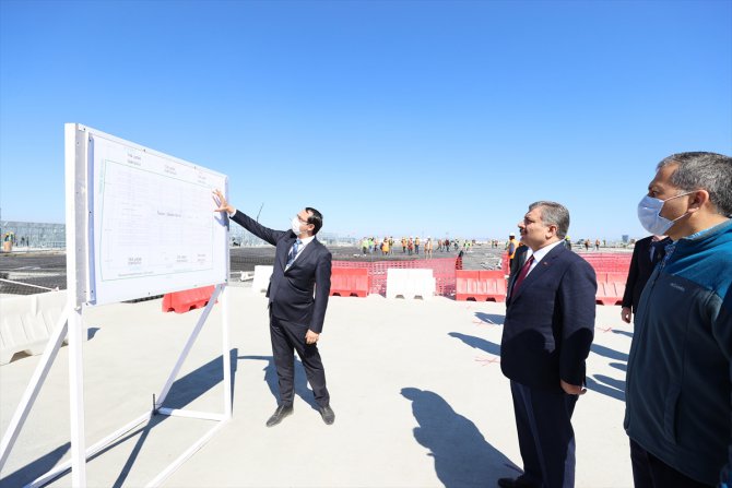 Sağlık Bakanı Koca, Sancaktepe'de hizmete açılacak hastanenin inşaat alanını inceledi